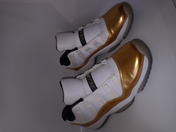 Metallic gold and white air jordan 11 - Picture 2 of 15